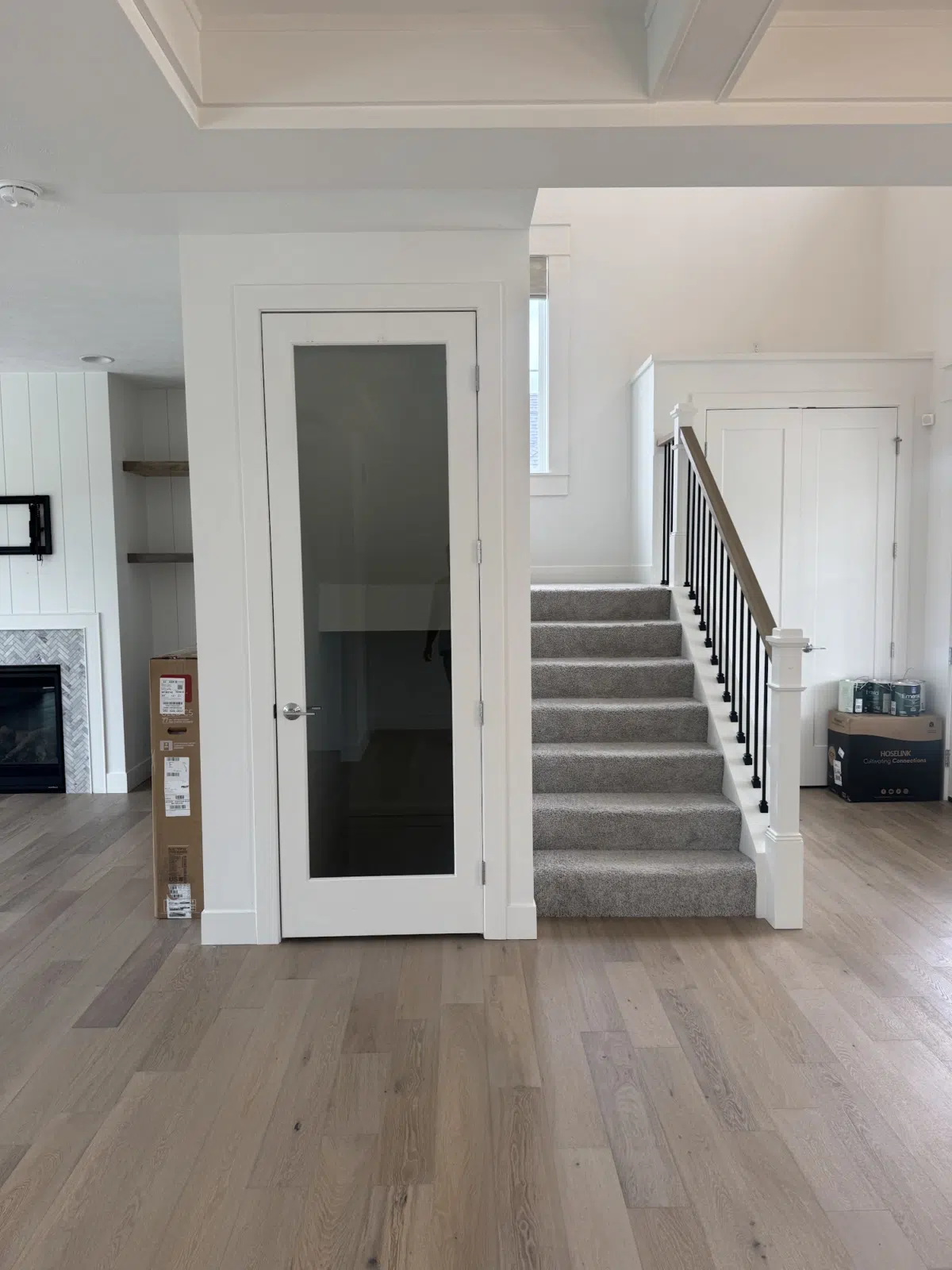 Spotless white entryway with carpeted staircase and hardwood floors — Leskuin Cleaning LLC in Springfield